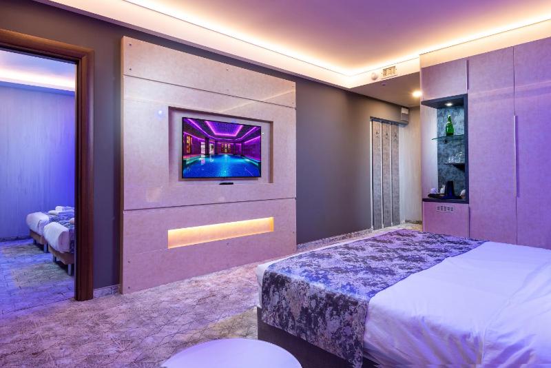 Deluxe Suite with Balcony image 4