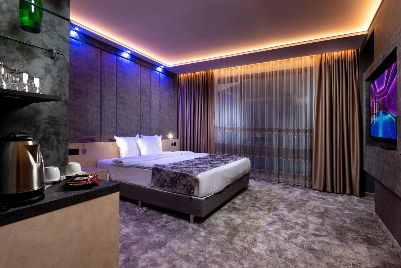 Deluxe Suite with Balcony image 3
