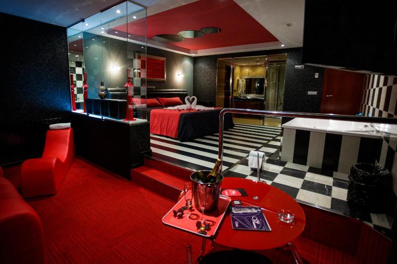 King Suite with Spa Bath image 2