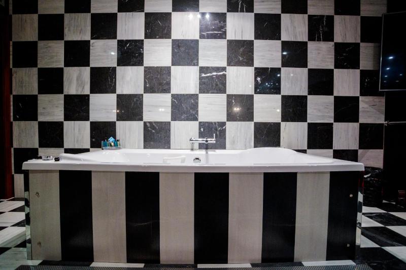 King Suite with Spa Bath image 4