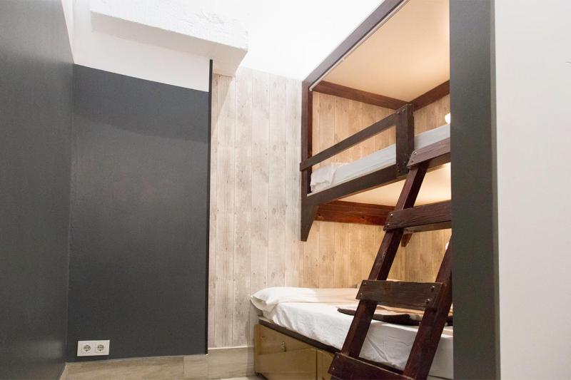 Triple Room with Private Bathroom image 3