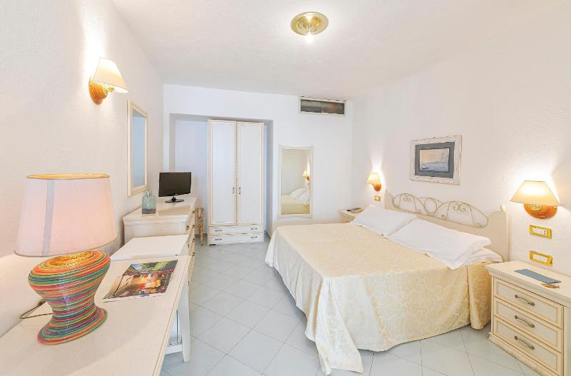Junior Suite with Balcony image 4