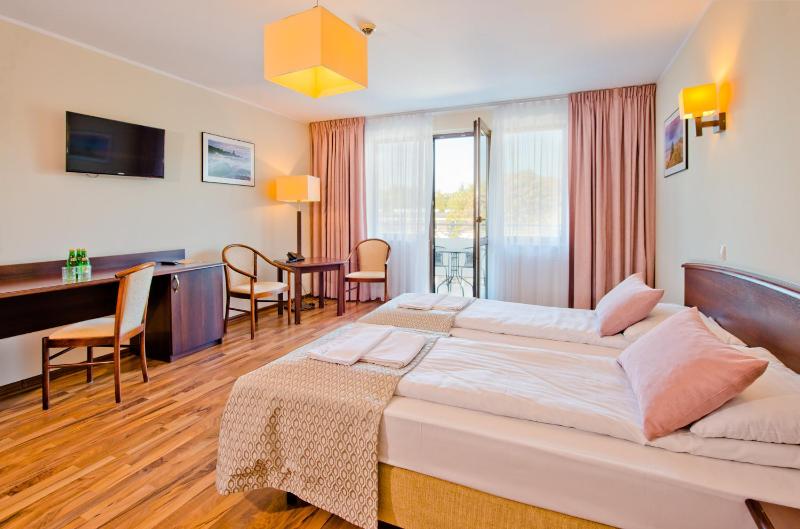 Twin Room with Balcony image 3