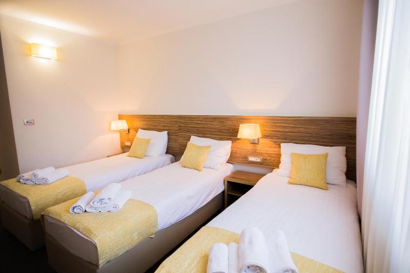 Standard Triple Room image 4