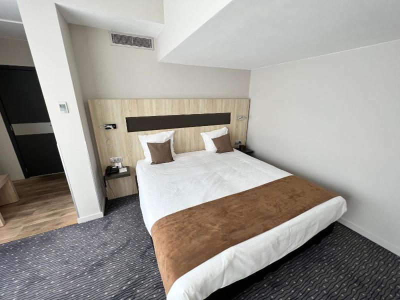 Double Room with 1 Queen Bed image 4