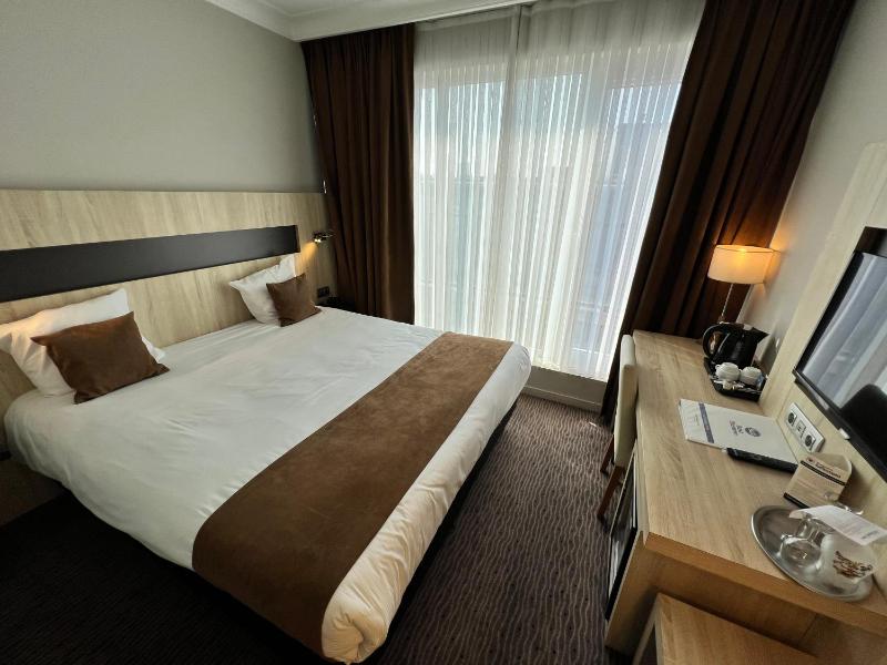 Double Room with 1 Queen Bed image 3