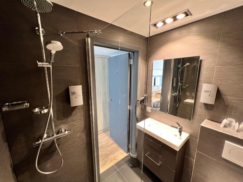 Double Room with 1 Queen Bed image 2