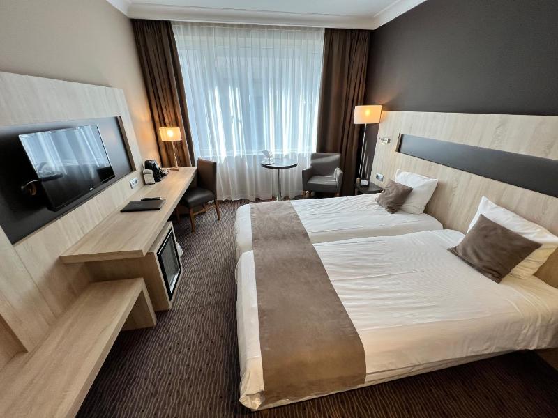 Double Room with Two Single Beds image 2