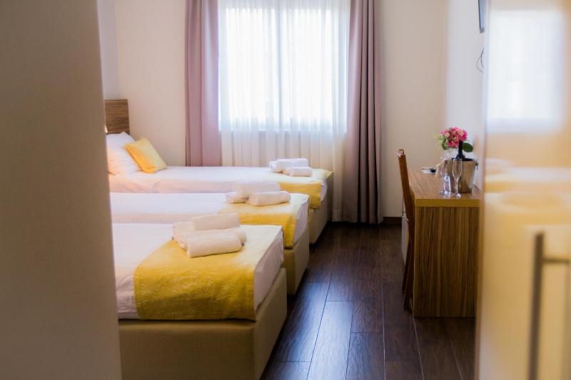 Standard Triple Room image 3