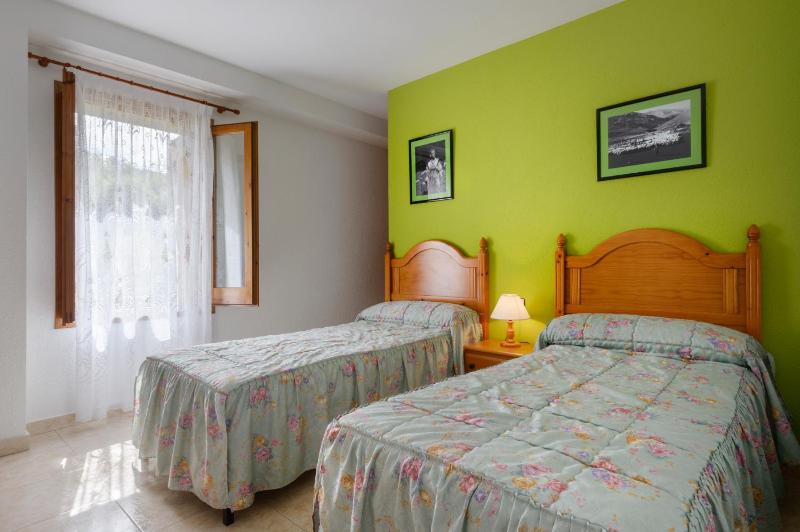 Standard Twin Room with Mountain View image 3