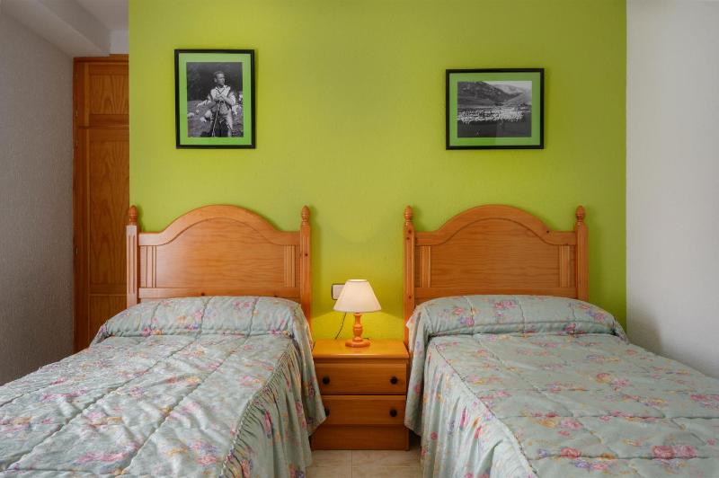 Standard Twin Room with Mountain View image 2