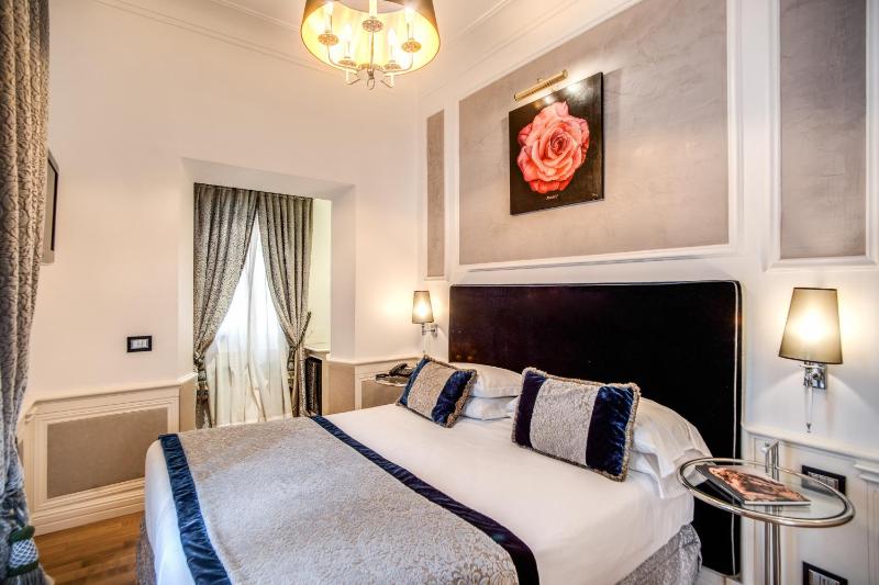 Classic Double Room image 3