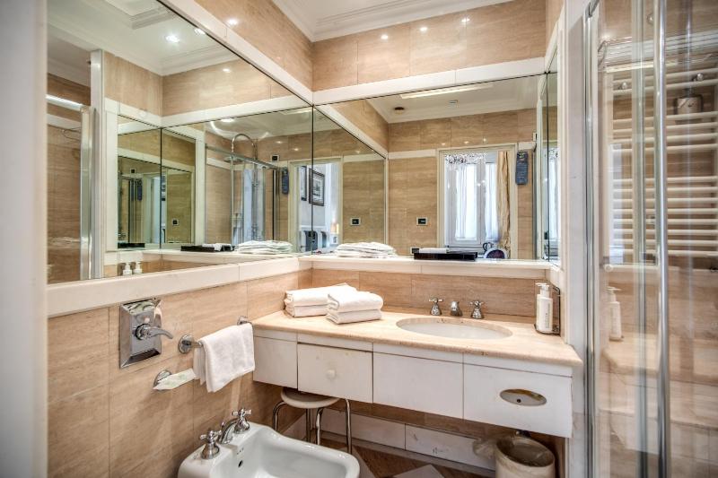 Classic Double Room image 4