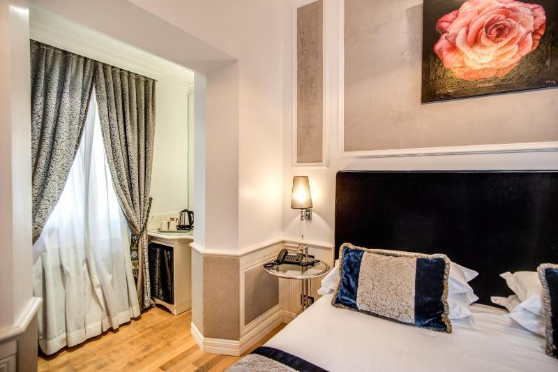 Classic Double Room image 2