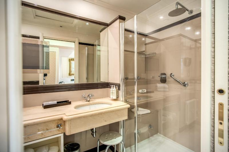 Deluxe Double or Twin Room image 4