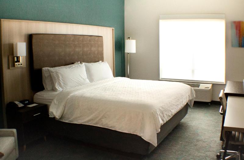 Standard King Room image 2