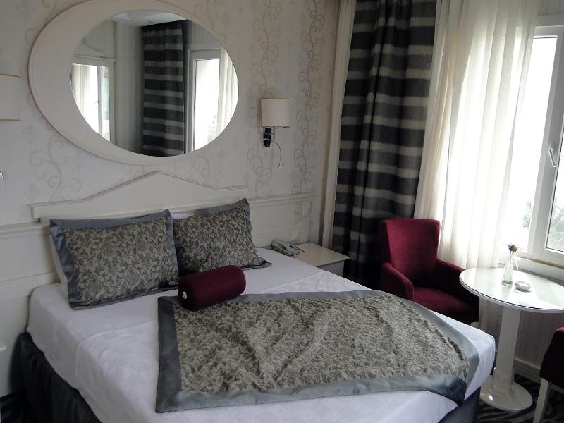 Standard Double or Twin Room image 4