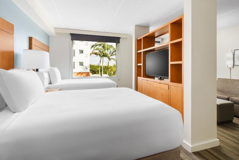 Executive Studio Suite with Two Double Beds image 2