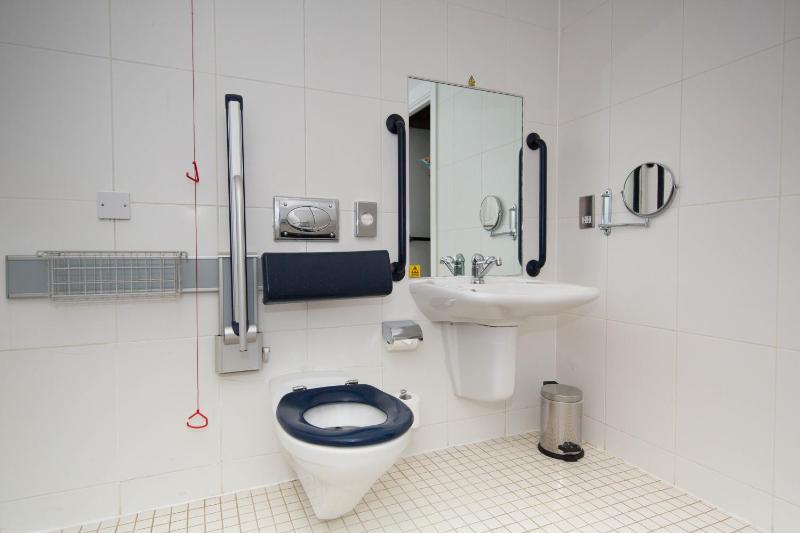 Double Room - Mobility Access with Roll-in Shower image 4