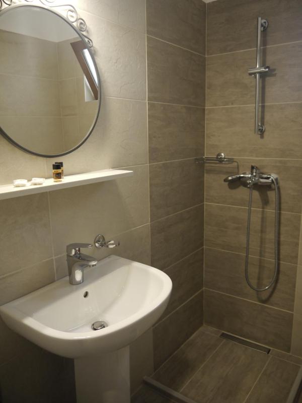Small Double Room image 3