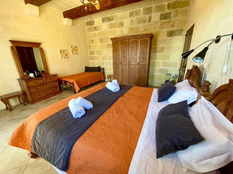 Triple Room with Private External Bathroom image 3