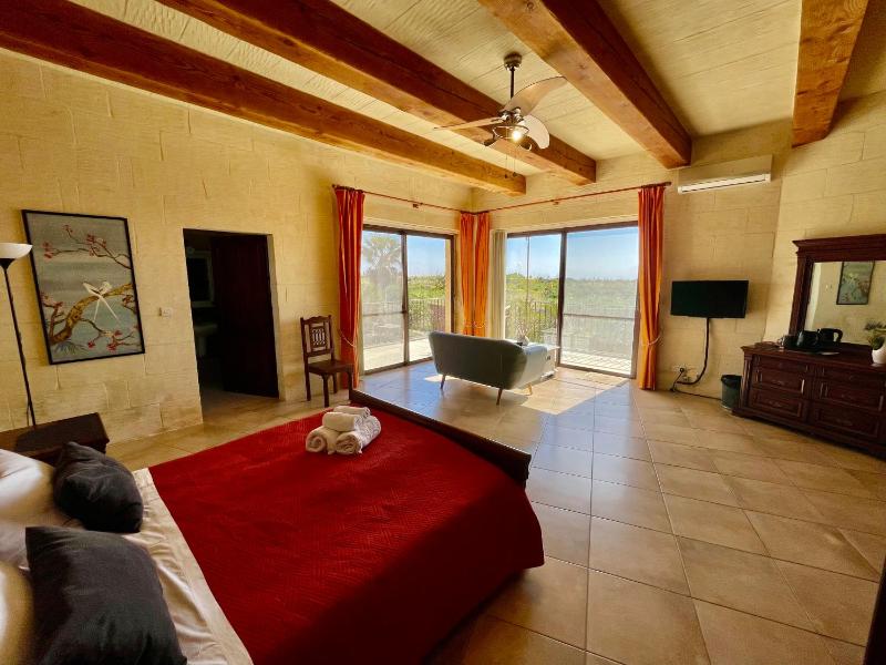 Deluxe Double Room with Balcony and Sea View image 4