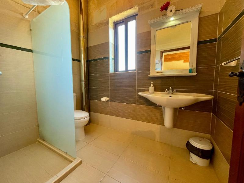 Deluxe Double Room with Balcony and Sea View image 2