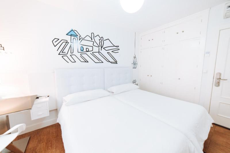 Twin Room with Private External Bathroom image 3