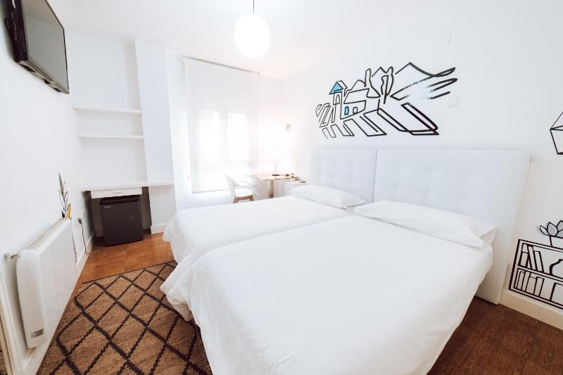 Twin Room with Private External Bathroom image 4