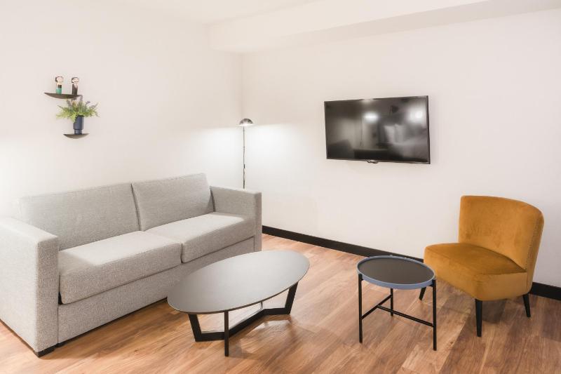 Family Room image 4