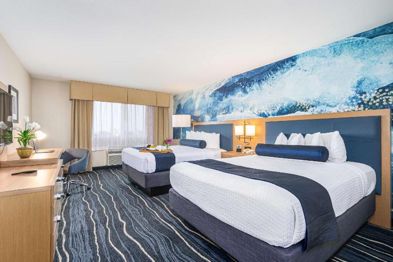 Queen Room with Two Queen Beds - Non-Smoking image 1