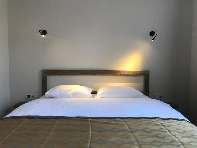 Queen Room with Garden View image 4