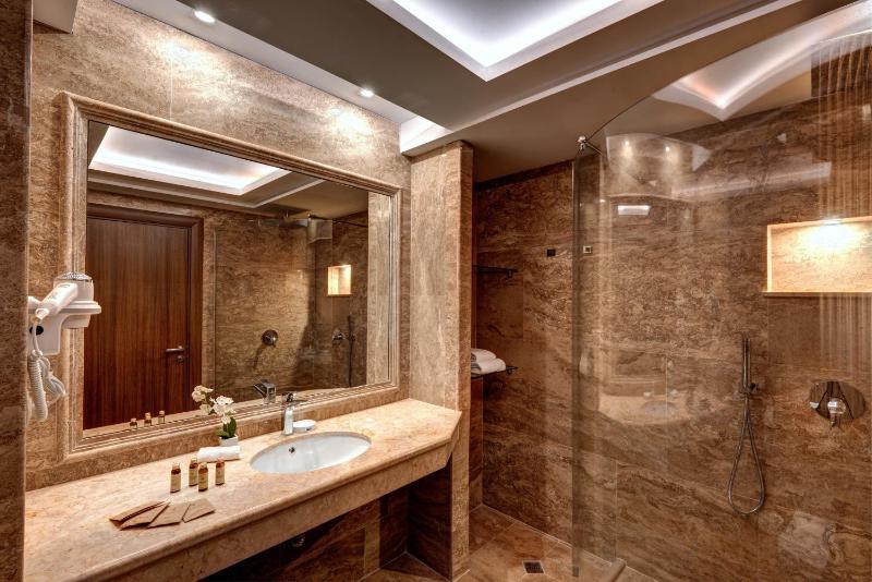 Deluxe Suite with Balcony image 1
