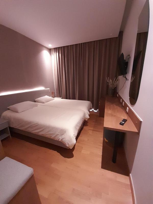 Standard Double or Twin Room image 1