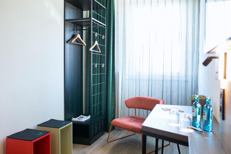 Business Single Room image 2