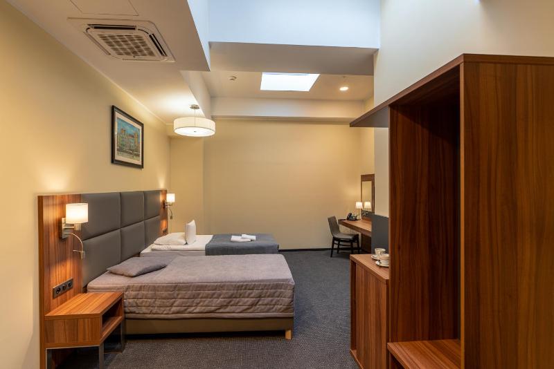 Economy Twin Room image 4