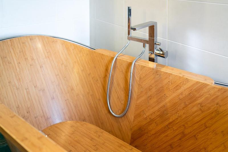 Studio with Spa Bath image 3