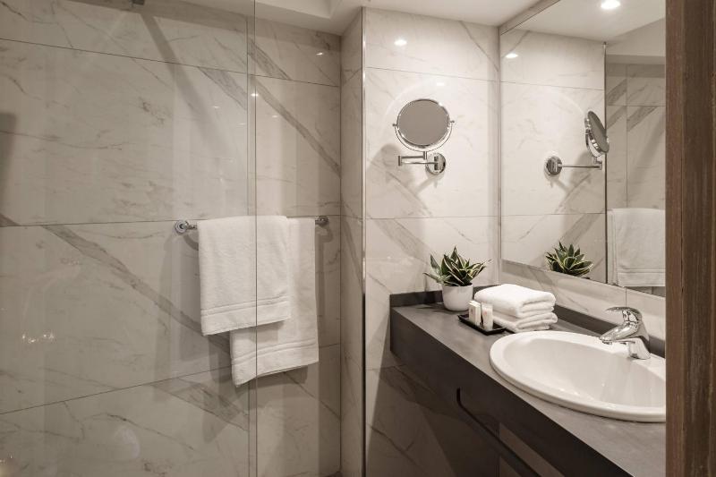 Double or Twin Room with Lateral Sea View image 2