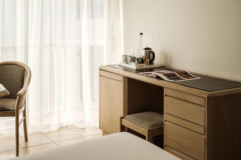 Double or Twin Room with Lateral Sea View image 3