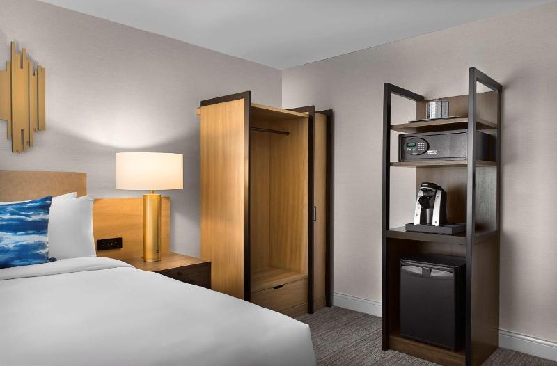 Deluxe King Room image 4