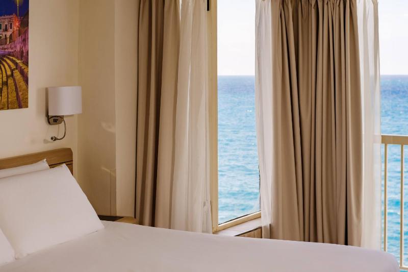 Standard Double or Twin Room with Sea View image 4
