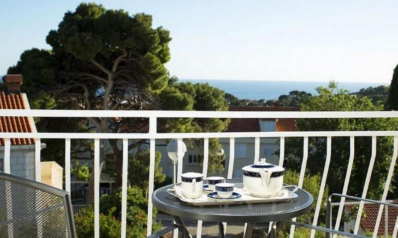 Double or Twin Room with Balcony and Sea View image 3