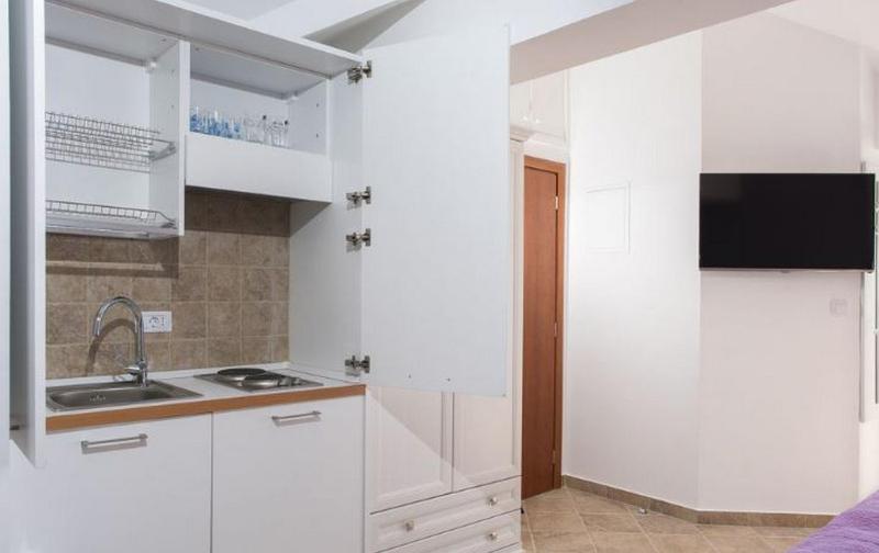 Studio Apartment with Balcony and Sea View image 3