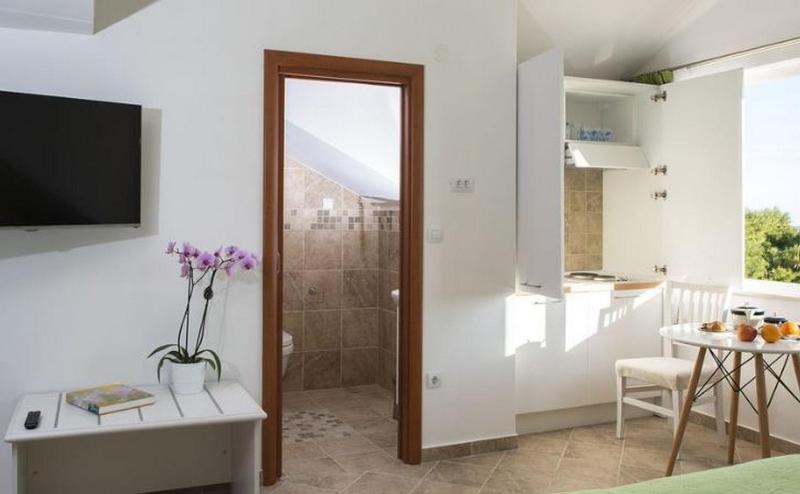 Studio Apartment with Sea View image 2