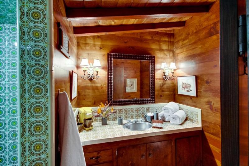 Queen Room with Garden View image 4
