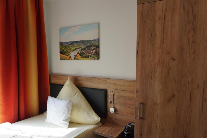 Single Room with Shower image 1