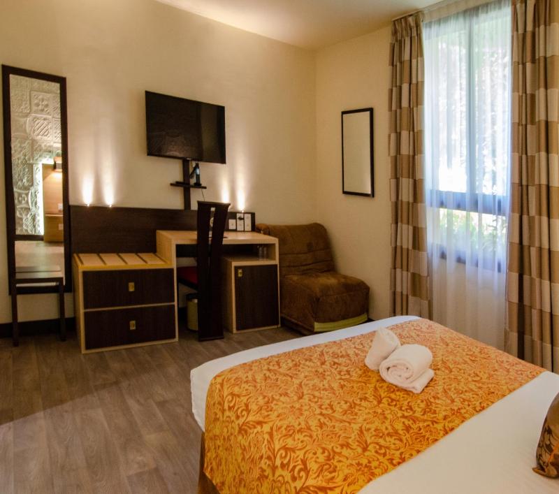 Premier Double or Twin Room image 3