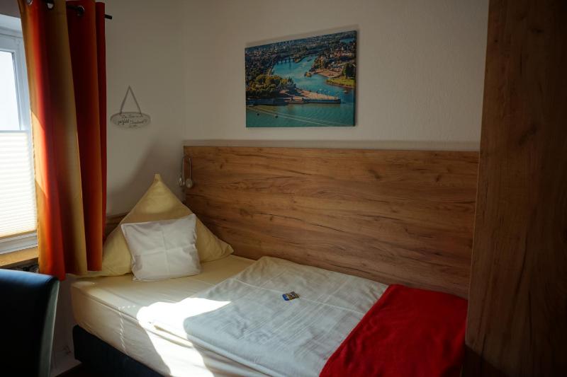 Single Room with Shared Bathroom image 1