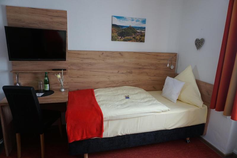 Twin Room with Shared Bathroom image 4