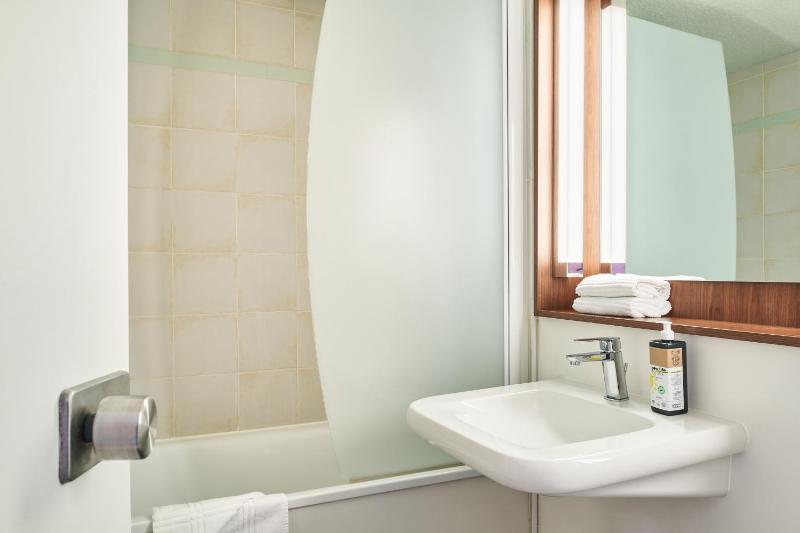 Pop Room with a double bed image 2